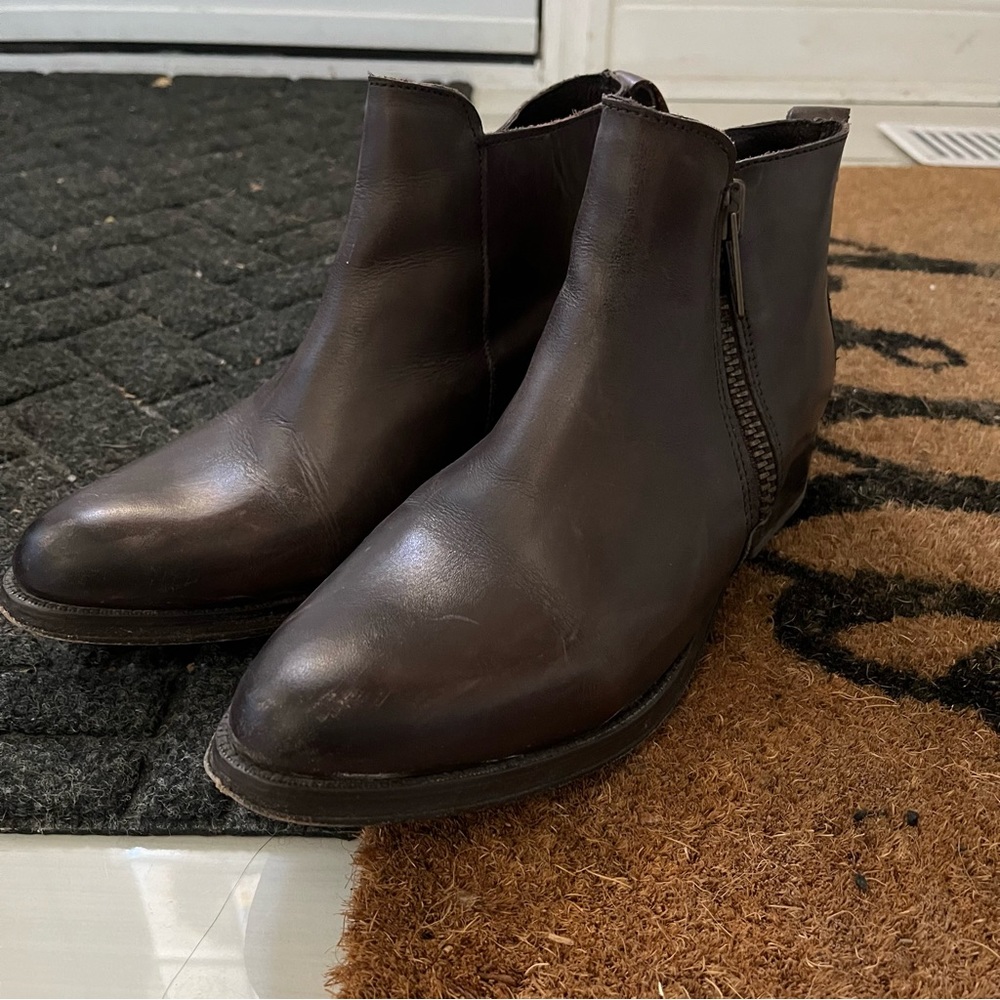 Vero Cuoio Dark Brown Zip-up Ankle Boots. Women’s US size 8